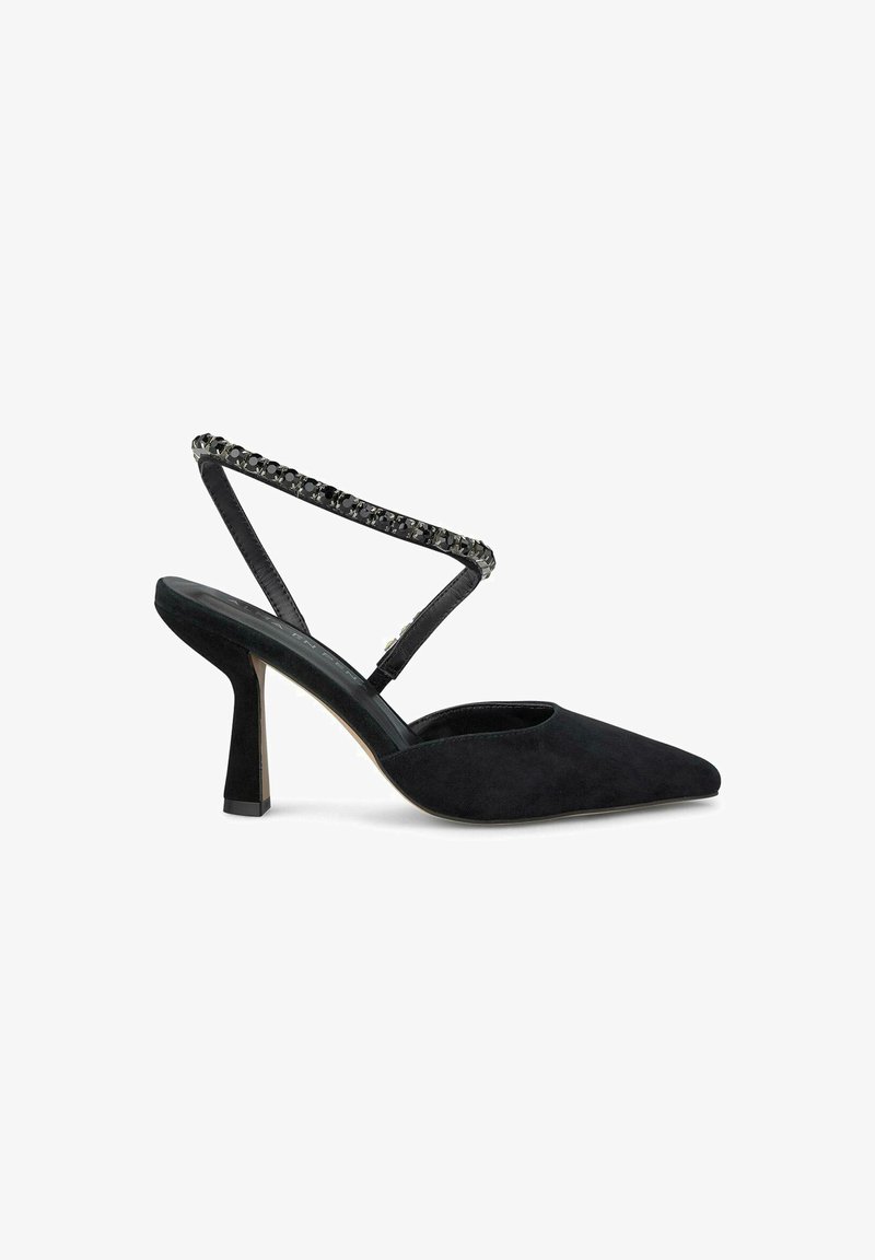 Zapato de tacón alto negro de ante con punta afilada, tira texturizada adornada con cuentas negras y tacón cuadrado.