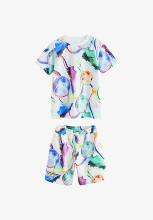 T-shirt met korte mouwen en korte broek set voor kinderen, met kleurrijke patronen van voetballen en voetbalschoenen op een witte achtergrond.