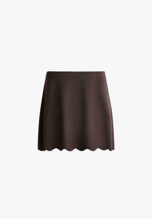 Fustă mini maro închis cu talie înaltă și tiv valurat, afișată pe un fundal alb.
