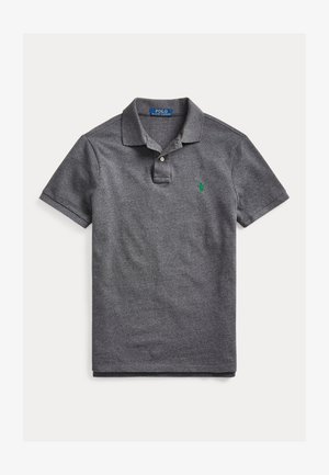 Tmavě šedé polo tričko s krátkým rukávem od Polo Ralph Lauren z bavlny se zeleně vyšívaným logem a dvouknoflíkovou légou na bílém rovném pozadí.
