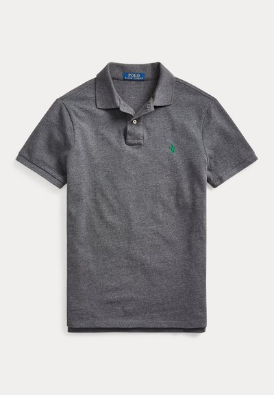 Polo en coton gris foncé à manches courtes Polo Ralph Lauren avec logo vert brodé et patte de boutonnage à deux boutons sur fond blanc plat.