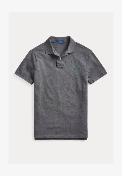Polo en coton gris foncé à manches courtes Polo Ralph Lauren avec logo vert brodé et patte de boutonnage à deux boutons sur fond blanc plat.