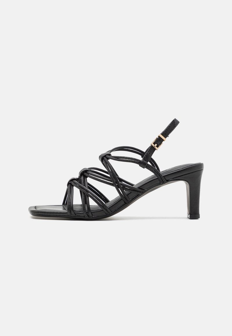 Sandale noire à talons hauts avec bout carré, fines brides et boucle réglable à la cheville.