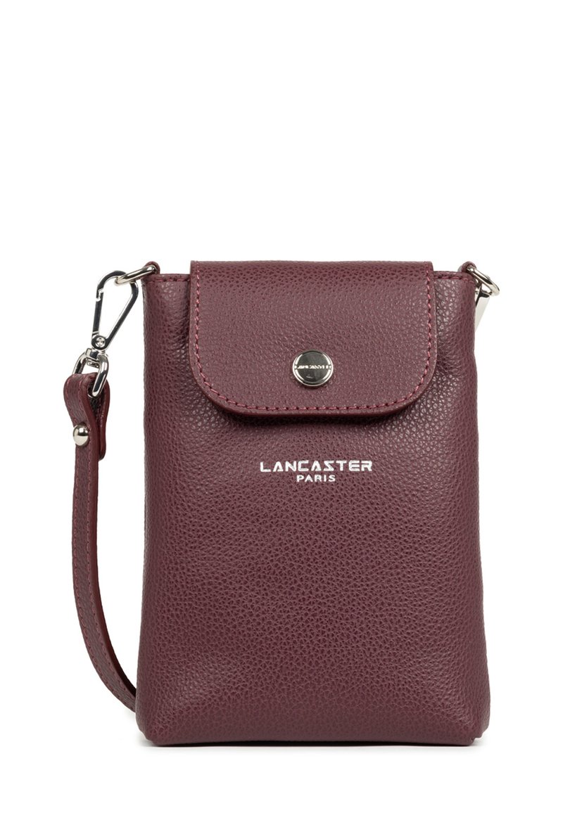Borsa a tracolla in pelle bordeaux con finitura texturizzata, chiusura a scatto, hardware argentato e logo "Lancaster Paris" impresso sul davanti.