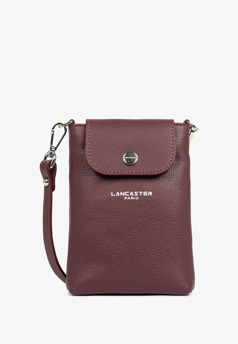 Borsa a tracolla in pelle bordeaux con finitura texturizzata, chiusura a scatto, hardware argentato e logo "Lancaster Paris" impresso sul davanti.