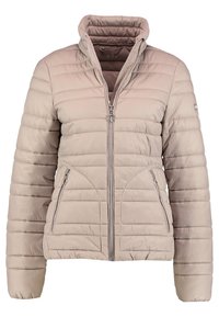 Beige pufferjack met een hoge kraag, horizontale stiksels, ritssluiting aan de voorkant en twee ritszakken aan de zijkanten. Gemaakt van zachte, gladde stof.