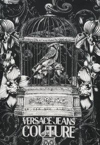 Čierny grafický dizajn s vtáčou klietkou, vtákom, kvetmi a textom "Versace Jeans Couture" v bielej farbe. Podrobné textúry a vzory.