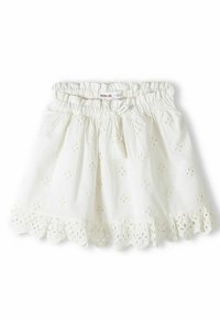 Jupe en coton blanche avec des motifs de fleurs brodés, ourlet froncé, taille élastique et un pompon décoratif à l'avant.