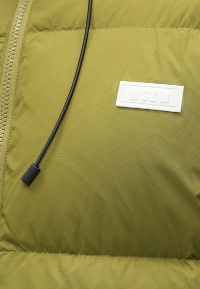 Giacca puffer verde oliva con un patch bianco del logo MSGM, cordoncino nero, texture liscia e dettagli di cucitura a quadri.