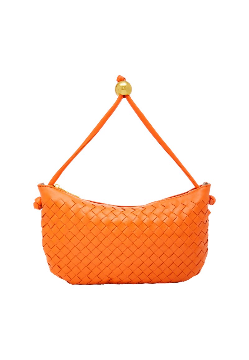 Gewebte orangefarbene Lederhandtasche mit runder Form, Reißverschluss und einem goldenen Hardware-Akzent. Besitzt einen einzelnen Griff zum Tragen.