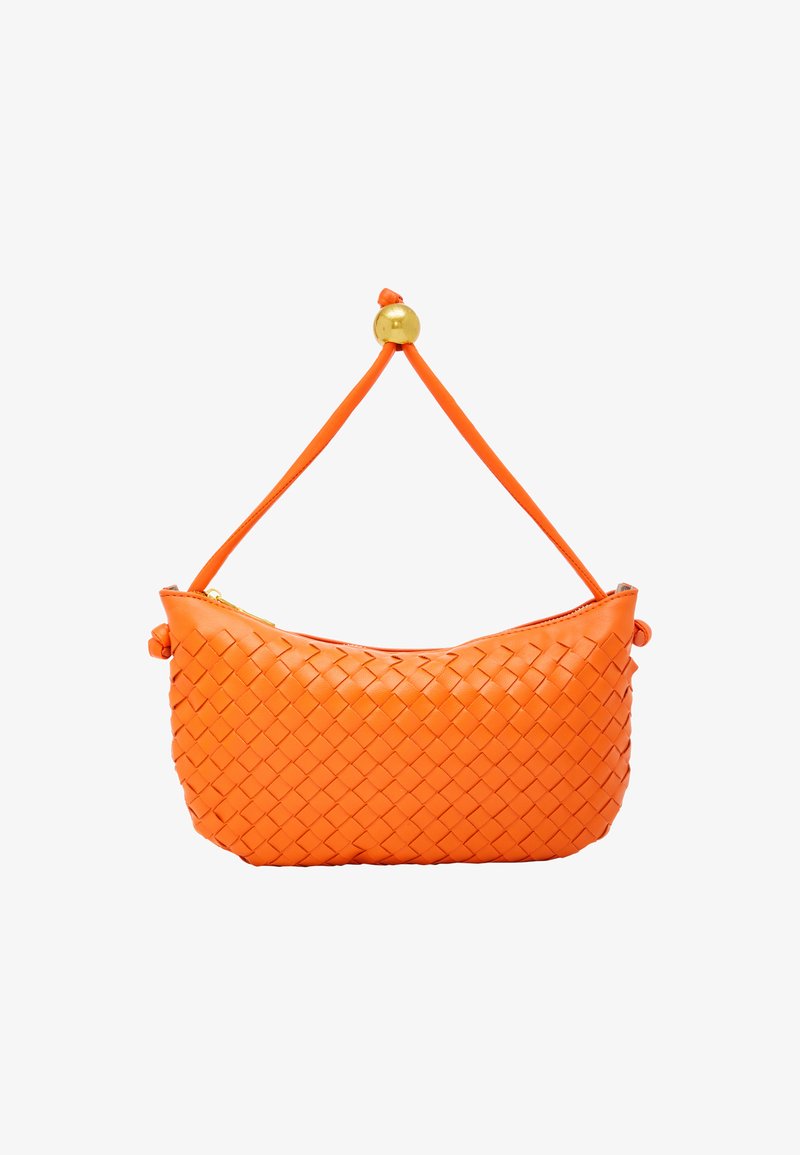 Sac à main en cuir orange tissé, de forme arrondie, avec fermeture éclaire et accents en métal doré. Dispose d'une poignée unique pour le transport.