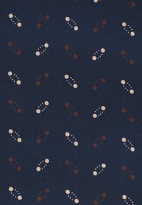 Ciemnoniebieska tkanina z powtarzającym się wzorem par dużych kropek, z każdą parą otoczoną sześcioma mniejszymi kropkami w odcieniach brązowych i beżowych.