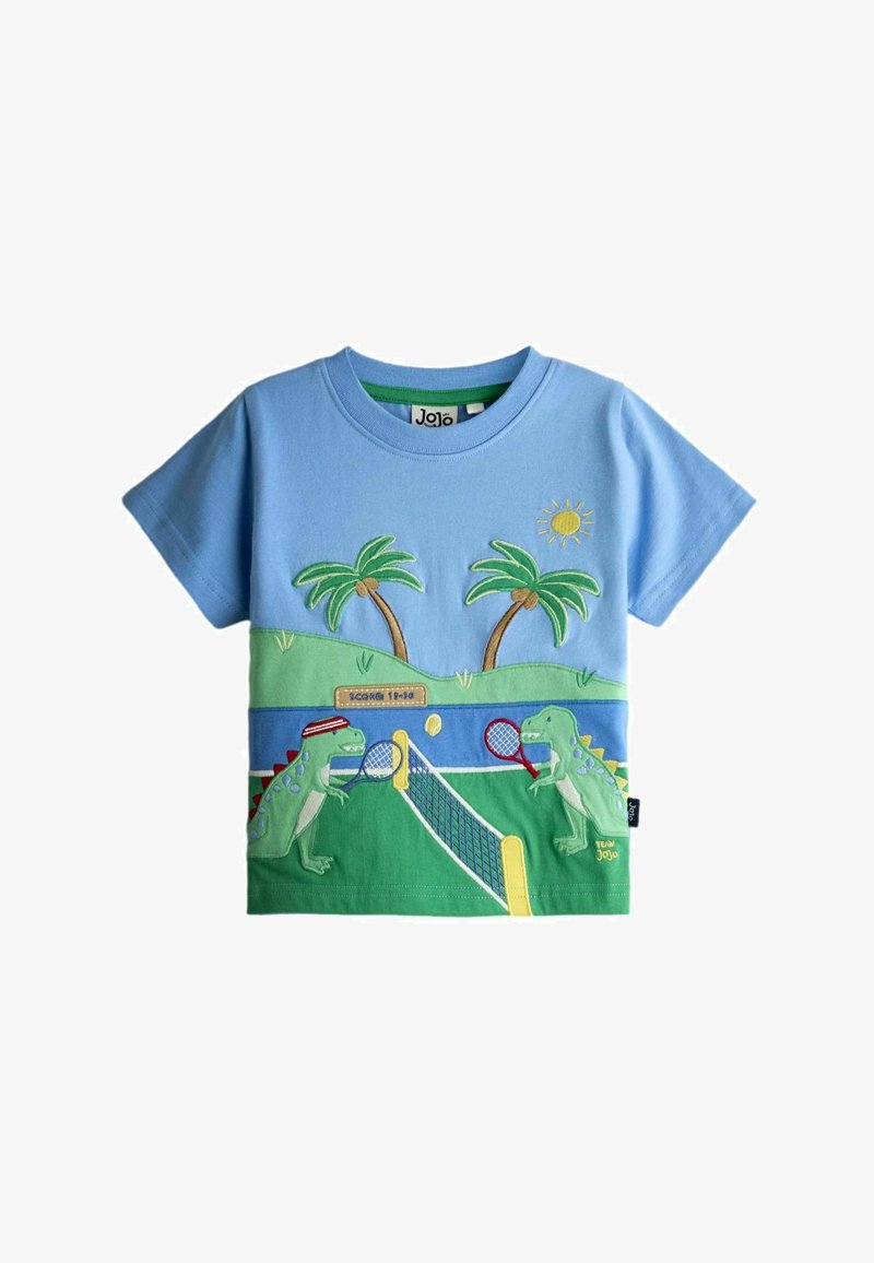 Blaues Kinder-T-Shirt mit einer Tennisspiel-Szene, die zwei grüne Dinosaurier, Palmen und eine gelbe Sonne auf einem grasbewachsenen Hintergrund zeigt.