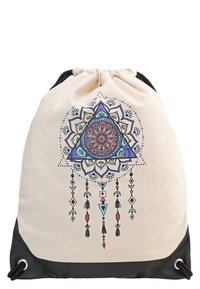 Sac à cordon en toile beige avec une base noire. Il présente un motif mandala bleu et rose ainsi que des pompons décoratifs en bas.