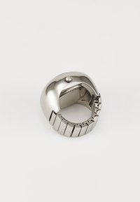 Silberfarbener Metallring mit einer glatten Kuppelform, der einen rechteckigen Band und einen kleinen runden Akzentstein oben hat.