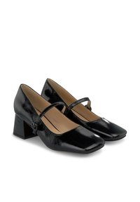 Chaussures à talons blocs en cuir verni noir avec une sangle et un design à bout carré. Comprend une sangle repliée et un accent de bouton décoratif.