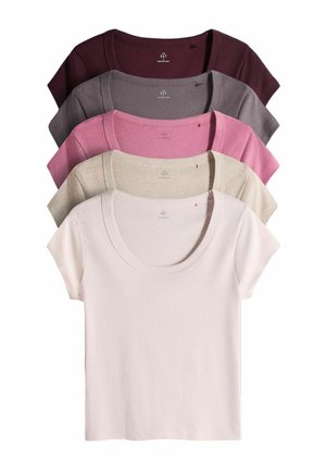 Fünf kurzärmelige, gerippte Oberteile in Beige, Pink, Grau und Dunkelrot fächerförmig auf weißem Hintergrund gestapelt.
