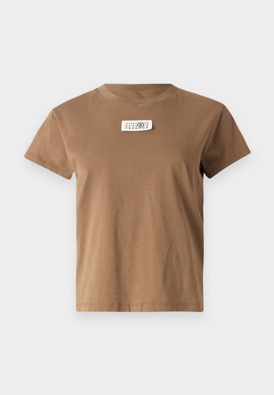 Bruine katoenen T-shirt met korte mouwen en een ronde hals. Bevat een wit label op de borst met cijfers en een logo. Gladde textuur.