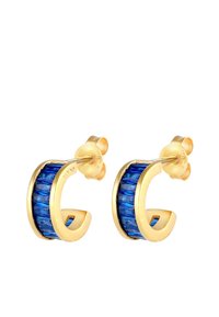 Orecchini a cerchio in oro con una fila di pietre rettangolari blu montate in un design curvo, con supporti a forma di fiore per la chiusura.