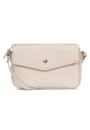Beige rechthoekige crossbodytas met voorflap, gouden knopsluiting, gestructureerde afwerking en verstelbare band op witte achtergrond.