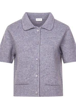 Cardigan a maniche corte in maglia grigio chiaro con scollo a collo, chiusura frontale con bottoni e due tasche frontali con dettagli a costine.