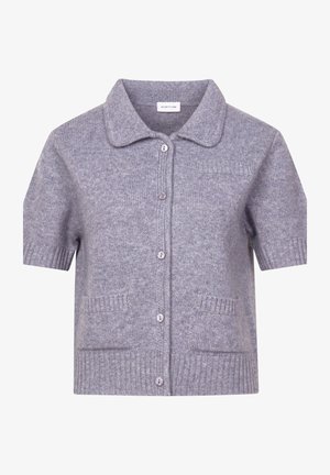 Cardigan a maniche corte in maglia grigio chiaro con scollo a collo, chiusura frontale con bottoni e due tasche frontali con dettagli a costine.