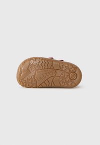 Zapato infantil de suela de goma marrón con patrón de agarre texturizado y el nombre de la marca "Froddo Barefoot" grabado en la suela.