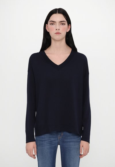 Pull en tricot bleu marine à manches longues, col en V, coupe décontractée et poignets côtelés, avec une texture lisse et un design minimaliste.
