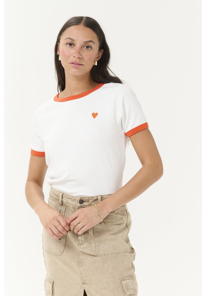 Weißes T-Shirt mit kurzen Ärmeln und orangefarbener Bordüre sowie einem kleinen orangefarbenen Herzlogo auf der Brust. Lässige Passform mit glattem Baumwolltextil.