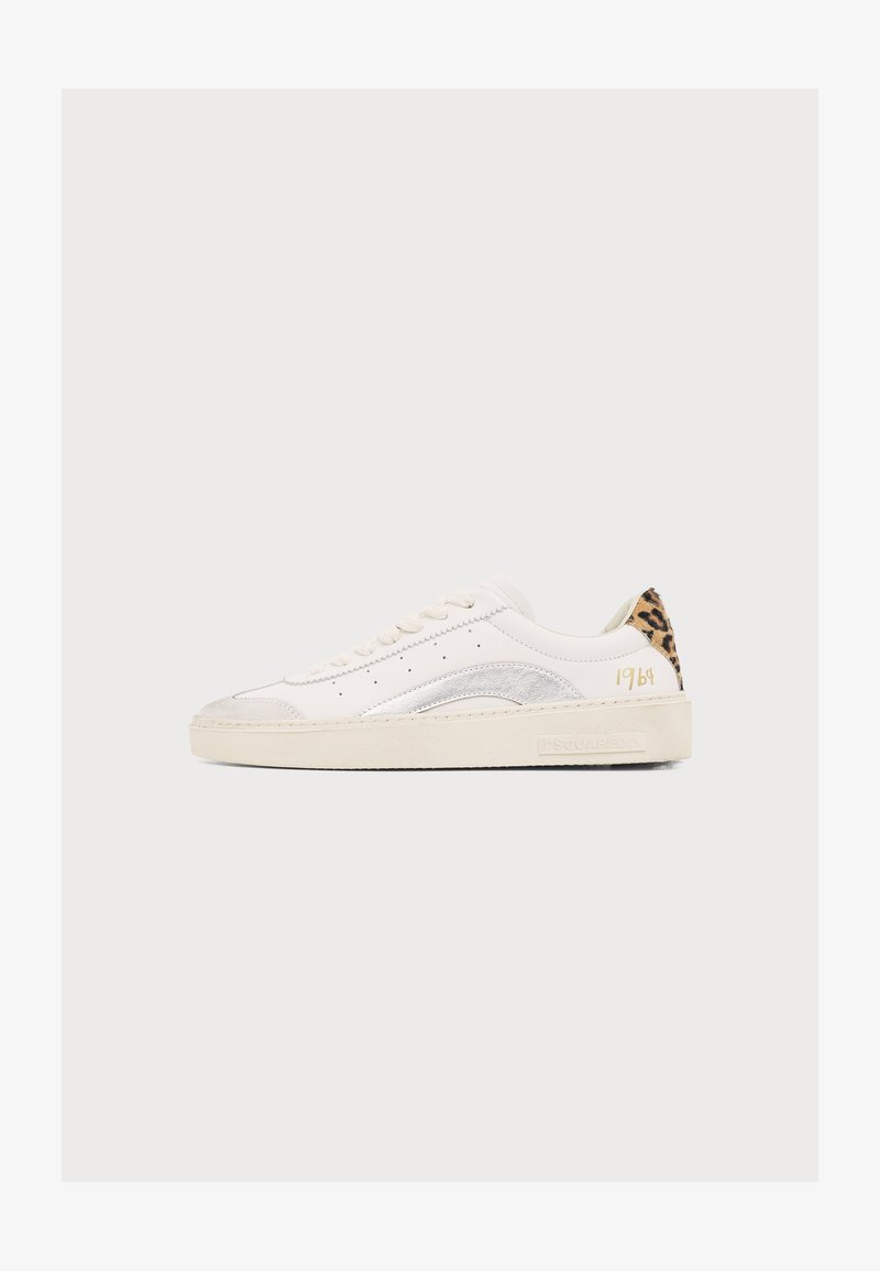 Λευκό χαμηλό sneaker με μπεζ σόλα, ασημένια λεπτομέρεια στο πλάι, ταμπελάκι φτέρνας με λεοπάρ σχέδιο και "1964" σε χρυσό κοντά στη φτέρνα.
