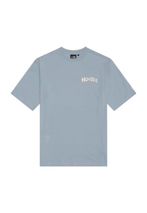 Camiseta de manga corta azul claro con un pequeño texto blanco "NEW ERA" en fuente estilo nube en el pecho izquierdo.