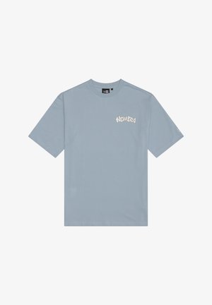 Camiseta de manga corta azul claro con un pequeño texto blanco "NEW ERA" en fuente estilo nube en el pecho izquierdo.