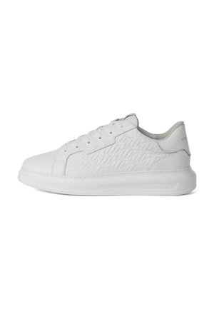 Weißer Sneaker mit niedrigem Schaft, geprägt mit einem geometrischen Muster, Schnürverschluss und dicker Sohle, mit subtiler Markenkennzeichnung an der Seite und Ferse.