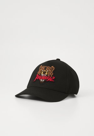 Casquette noire avec une visière incurvée, ornée d'une broderie tigre marron et or ainsi que du texte rouge "DSQUARED2" à l'avant. Matière en coton.