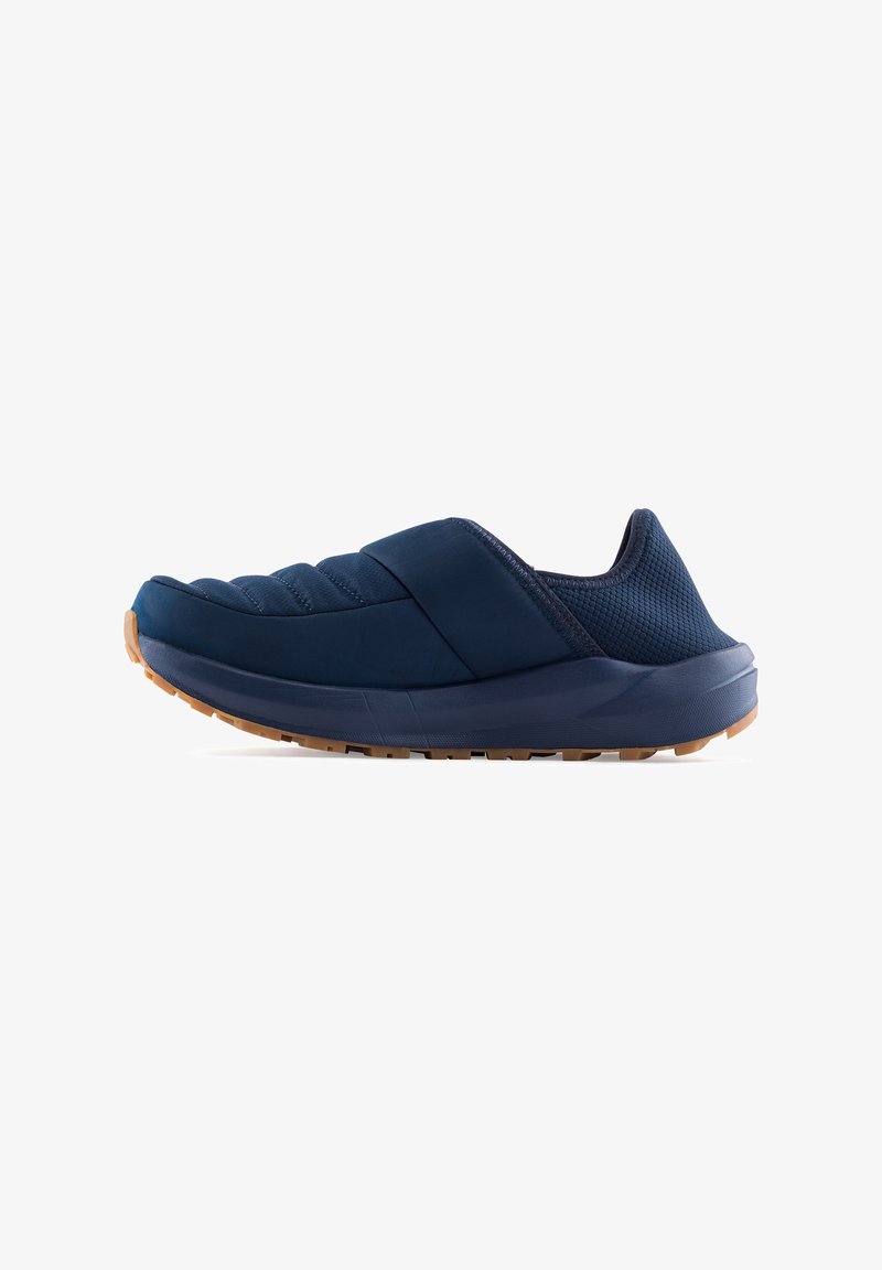 Scarpe slip-on marine con una parte superiore imbottita e testurizzata e suola in gomma a contrasto con un motivo scanalato per una migliore aderenza.