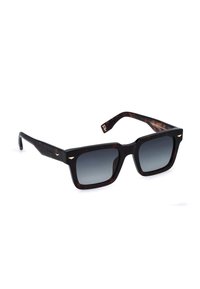 Lunettes de soleil carrées écaille avec montures épaisses et verres foncés dégradés, inclinées sur fond blanc.