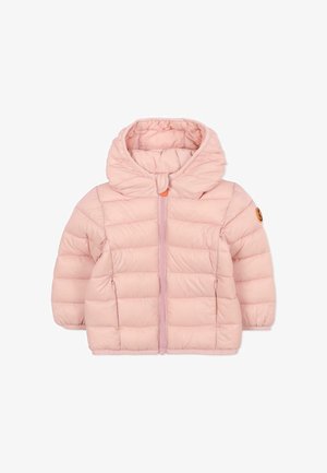 Roze gewatteerde jas met capuchon, voorzien van horizontale gestikte secties, een ritssluiting aan de voorkant en een oranje logo op de linker mouw.