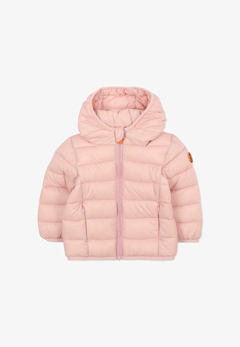 Veste doudoune rose avec une capuche, présentant des sections matelassées horizontales, une fermeture éclair à l'avant et un logo orange sur la manche gauche.