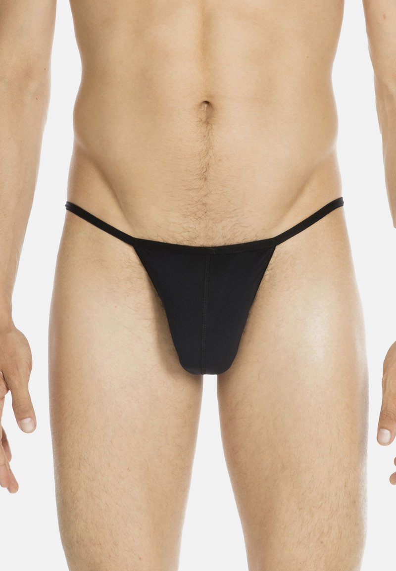 Schwarzer Stofftanga mit minimaler Abdeckung, dünnen Seiten und einem konturierten Beutel. Glatte Textur und elastisches Taillenbündchen.