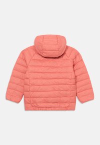 Veste rembourrée corail avec capuche, présentant une texture matelassée, un ourlet élastique et des manches raglan. Tissu lisse avec une finition douce.