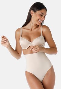 Reggiseno beige e shapewear a vita alta, texture liscia, design senza cuciture, spalline regolabili, che offre copertura totale e supporto fermo.