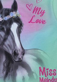 T-shirt con un'immagine illustrata di un cavallo grigio, adornato con una corona floreale, su uno sfondo con sfumature di rosa e turchese. Il testo recita "My Love" e "Miss Melody."