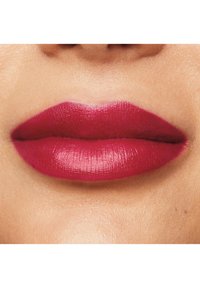Rossetto magenta intenso applicato su labbra lisce, con una finitura lucida e bordi ben definiti. Il tono della pelle è visibile nella zona intorno alla bocca.