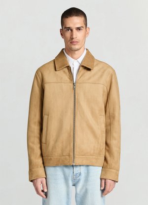Veste en daim camel avec col, fermeture éclair à l'avant, poches latérales et manches longues. Coupe ample, surface texturée et design simple.