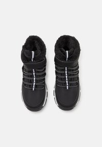 Schwarze High-Top-Schuhe mit einem textilen Obermaterial, Kunstfellfutter, weißen Schnürsenkeln und Gummisohlen. Verfügt über einen Riemen für einen sicheren Sitz.