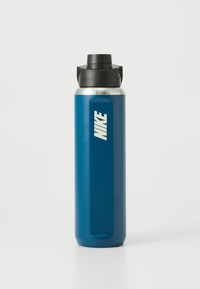 Plava vodonepropusna boca od nehrđajućeg čelika s crnim poklopcem i srebrnim detaljima. Sadrži Nike logotip u bijeloj boji. Cijevastog oblika s glatkom teksturom.