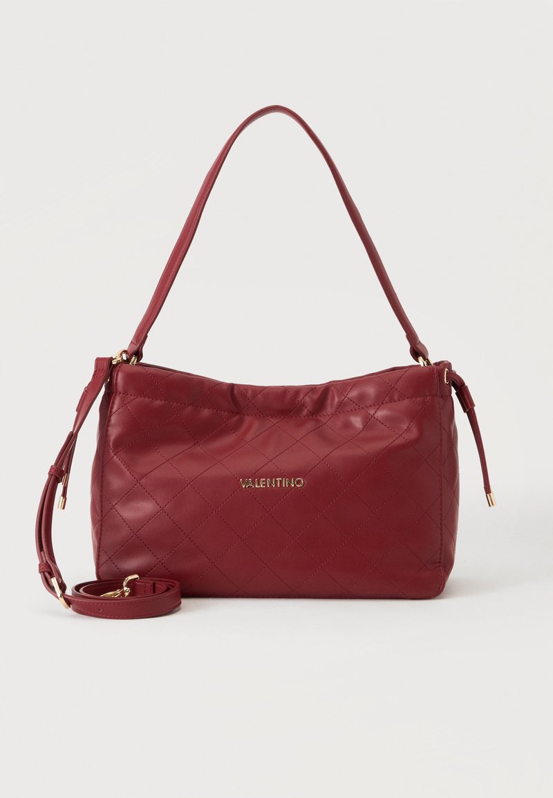 Τσάντα χειρός από καπιτονέ δέρμα Red Valentino με έναν απλό ιμάντα ώμου και αποσπώμενο ιμάντα χιαστί, χρυσό λογότυπο της μάρκας στο μπροστινό μέρος.
