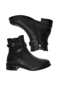 Čierne členkové topánky s hladkým koženým povrchom, elastickými bočnými panelmi, bočným zipsom a dekoračným pásikom so zlatou sponou.