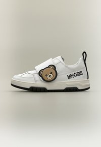 Λευκό sneaker Moschino με μαύρη σόλα, πρόσωπο αρκούδας στο λουράκι με βέλκρο και μαύρη ταινία έλξης στη φτέρνα.