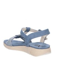 Sandal con lacci incrociati in suede blu, sole imbottita e zeppa beige texturizzata. Presenta cinturini alla caviglia regolabili per una vestibilità sicura.